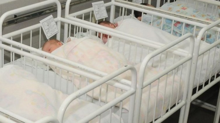 Близо 2000 бебета са изоставени през миналата година