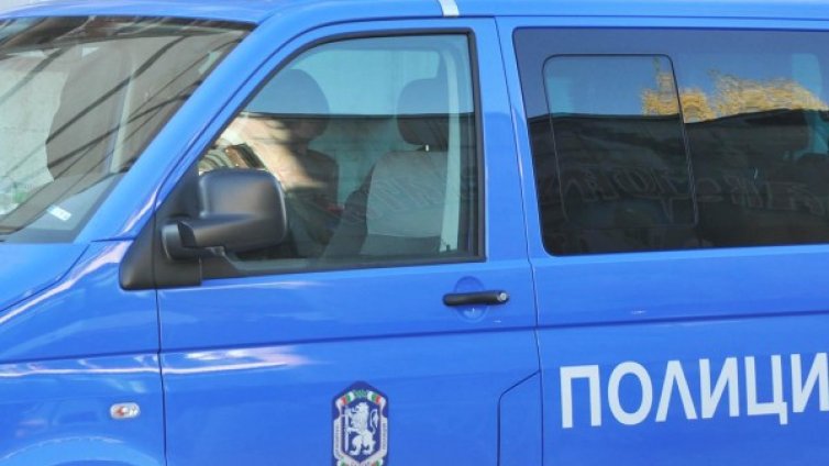 Полицията в Пловдив издирва мъж за въоръжен грабеж