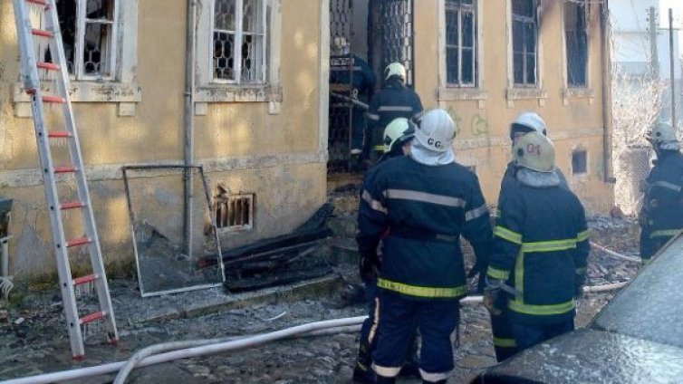 Стара сграда се срути след пожар във Варна