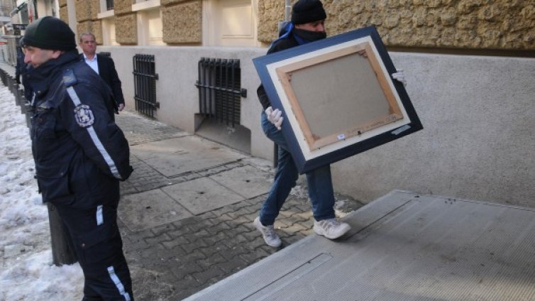 Изнасянето на картини от КТБ продължава