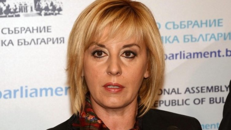 Властта да реши проблема с бежанците, зове Манолова