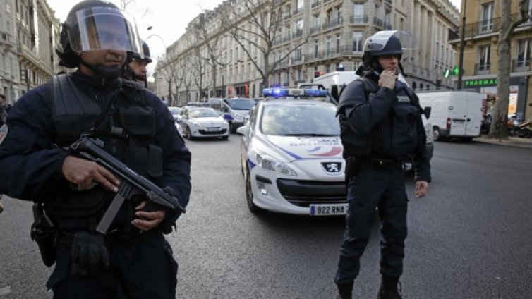 В Париж е арестуван оспорван комик, обвинен в защита на тероризма