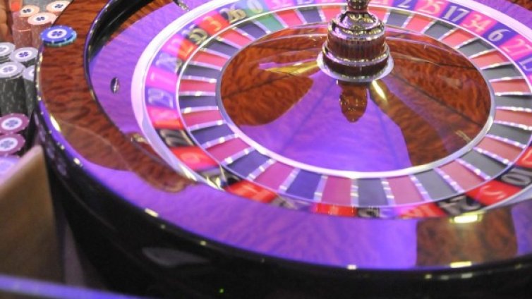 Клиент на казино олекна с 5 бона, докато играел на покер автомат