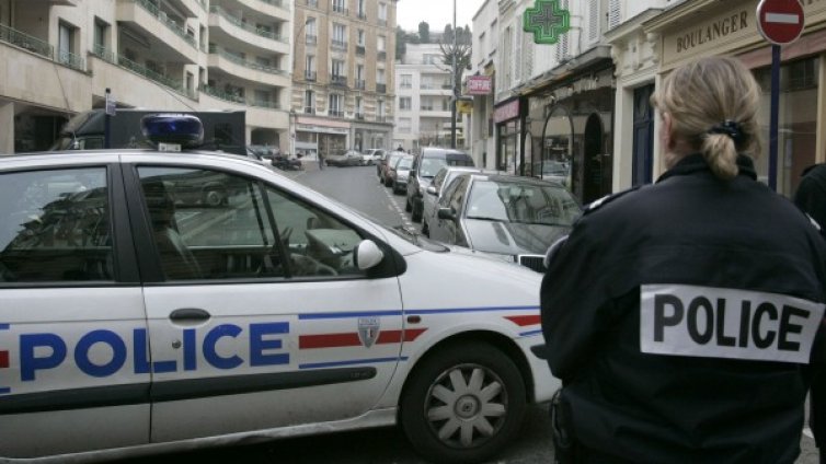 Инцидентът пред Елисейския дворец в Париж не е свързан с терористичните атаки 