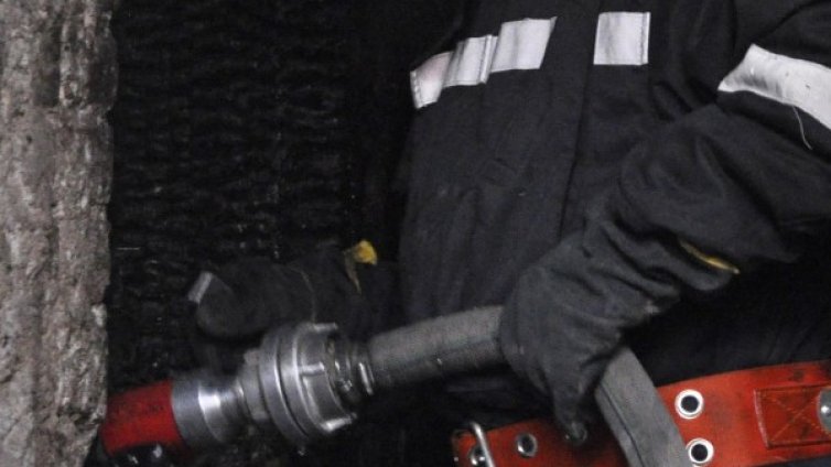 Клошари подпалиха огън в сграда в Сливен, изгоряха маски и облекла