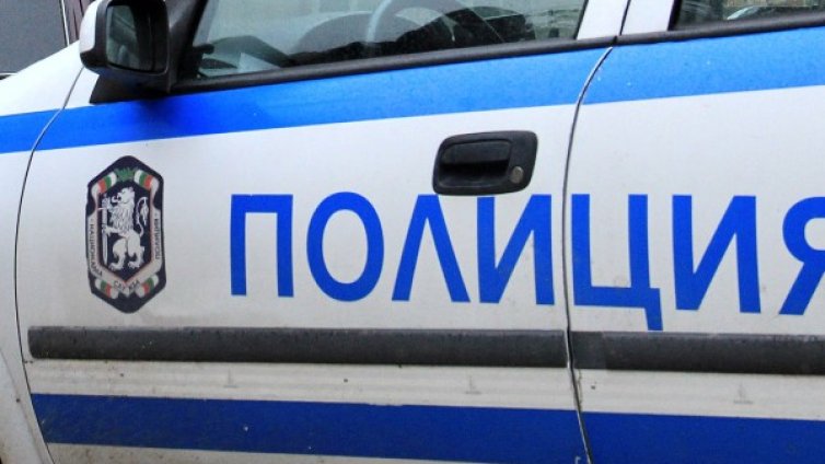 Закопчаха двама в София, правили заготовки за скимиране на карти
