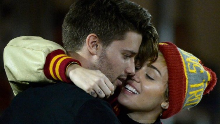 Майли Сайръс и Патрик Шварценегер се снимат, докато правят секс