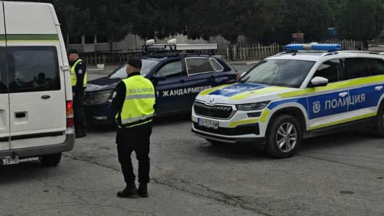 Задържаха чужденец с девет нелегални мигранти край Пасарел