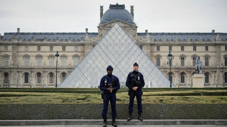 Директорката на Лувъра иска полицейски участък в музея