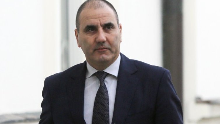 Съдът казва до месец ще лежи ли Цветанов в затвора