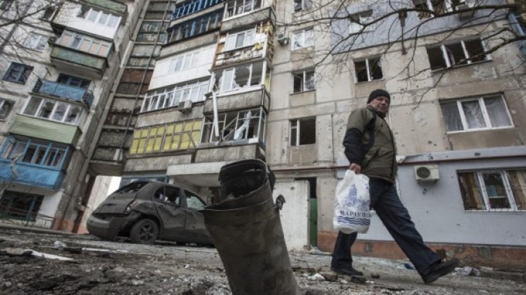 Дядо Мраз с пола помага на хората в Източна Украйна