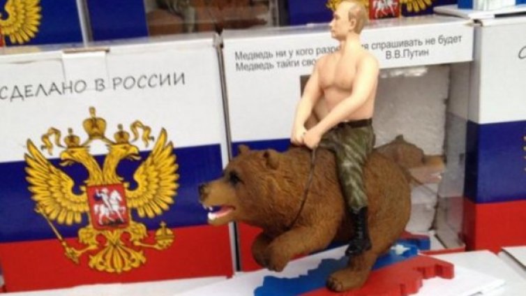За Родину! С бутилка водка и джапанки от сланина...