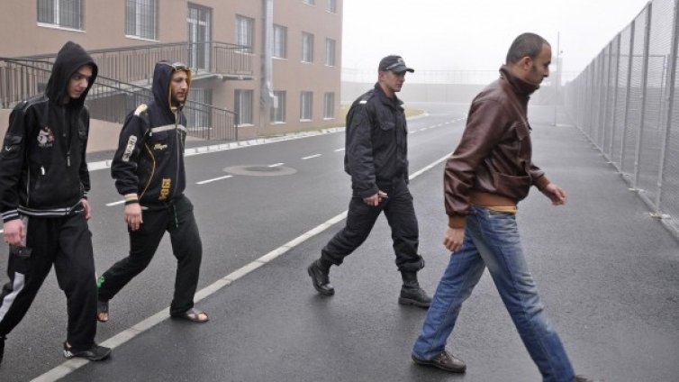 Вечерен час за бежанците: 20 ч. зимата, 22 ч. &ndash; лятото