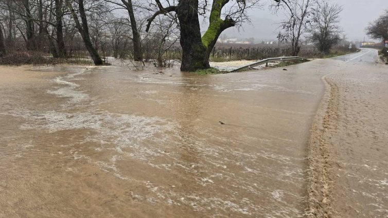 Щети заради силния вятър в Хасково и Кърджали, Петрич пък се наводни 