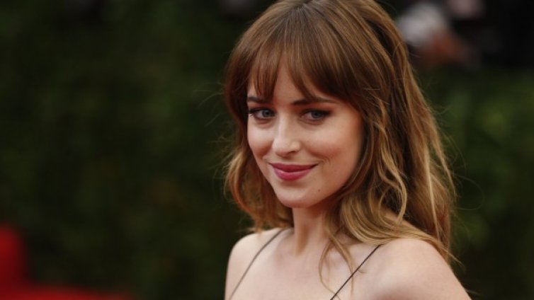 Дакота не иска семейството й да гледа "50 нюанса сиво"