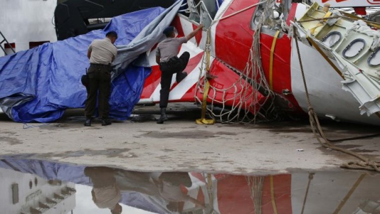 Подновиха издирването на загинали със самолета на "ЕърЕйша"