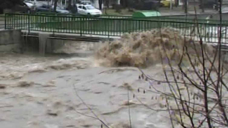 Десетки къщи са наводнени в Смолянско, има свлачища