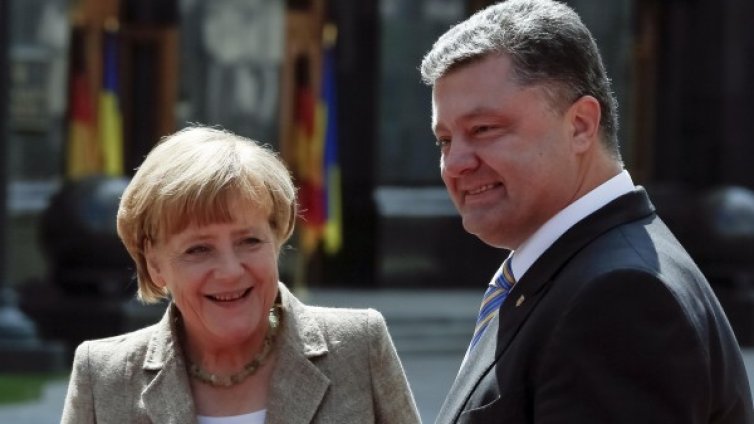 Оланд, Меркел и Порошенко призоваха за мир в Украйна
