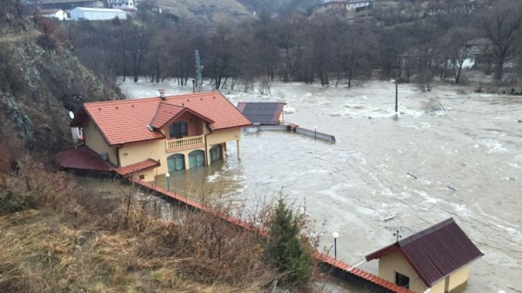 Изтърваха "Цанков камък", заля къщи 