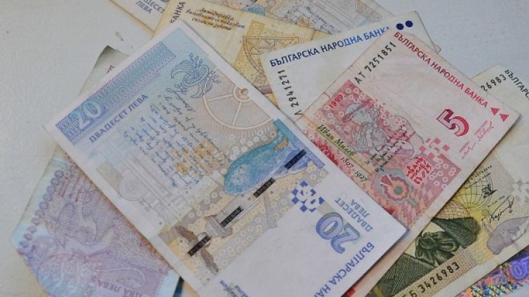 Дядо от Бургас даде на ало измамник 1 500 лв.