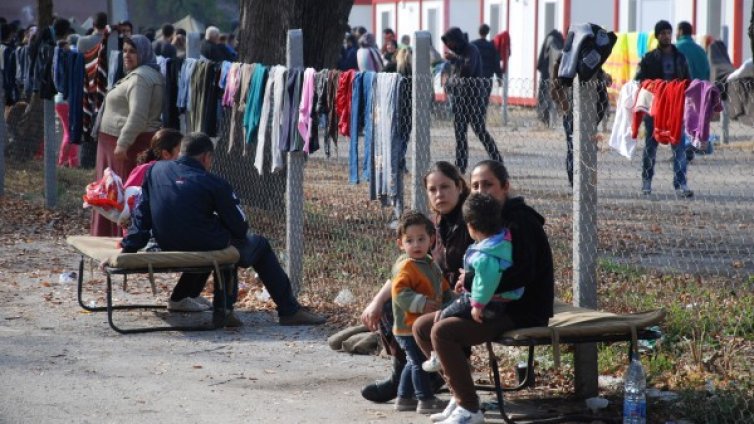 Бежанците с чип до половин година