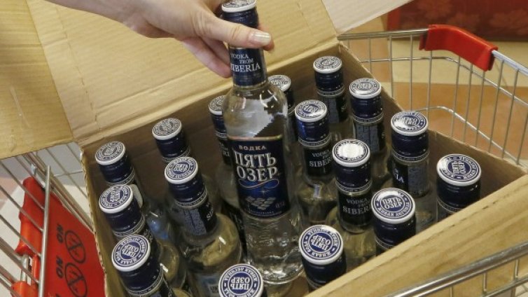 Заради кризата цената на водката в Русия пада