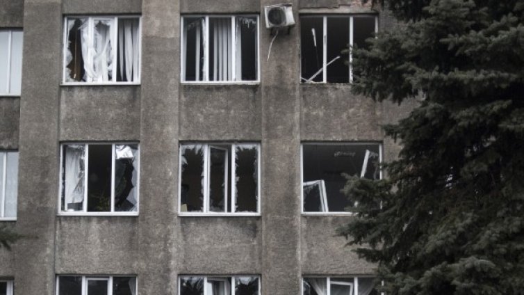 Снаряд удари болница в Донецк
