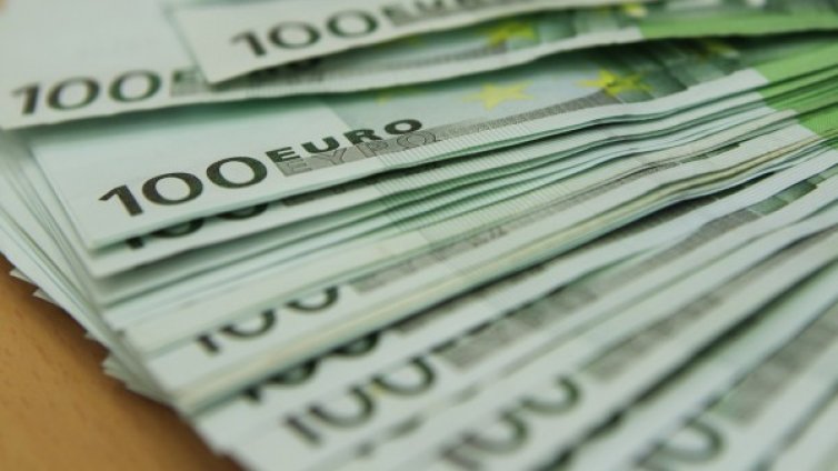 Евробанката затяга менгемето за Атина