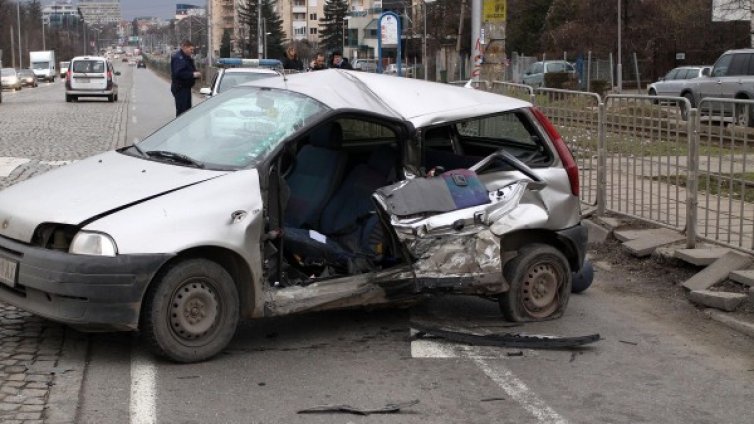 Двама тежко ранени при автомеле на бул. "Цар Борис ІІІ" 