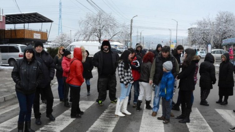 Село Лозен на протест заради честото спиране на тока 