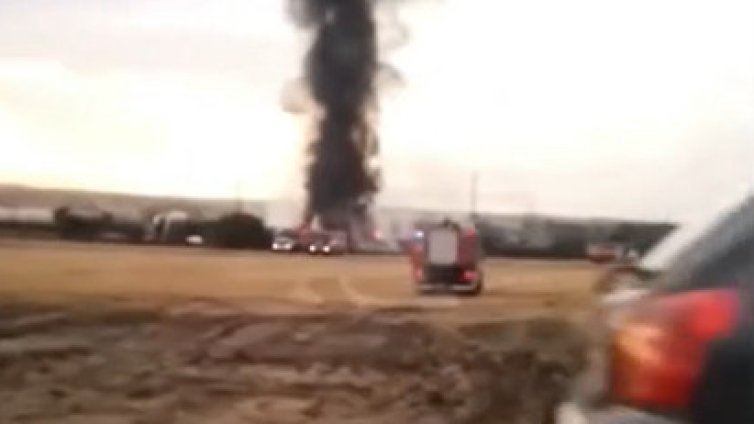 Вагони с дизелово гориво дерайлираха и се запалиха в Хасковско