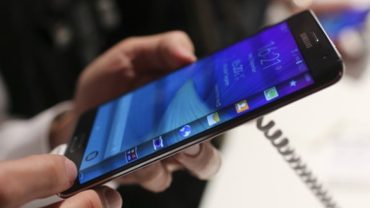Samsung пуска смартфон с дисплей, покриващ три от страните му