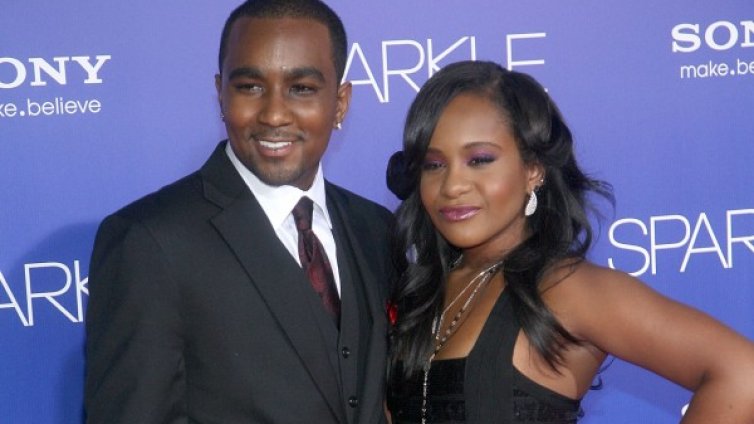 Боби Кристина Браун се подобрявала, отваряла си очите