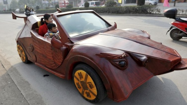 Китаец си издяла сам дървено ламборгини