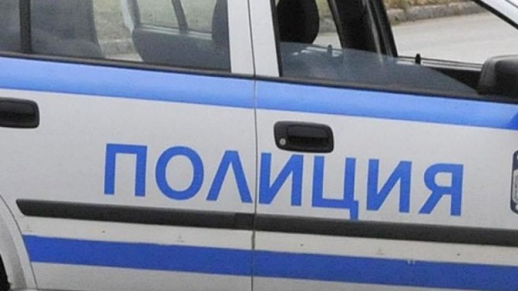 Арестуваха 8 мъже, свили плочки и лайсни от фирмена база