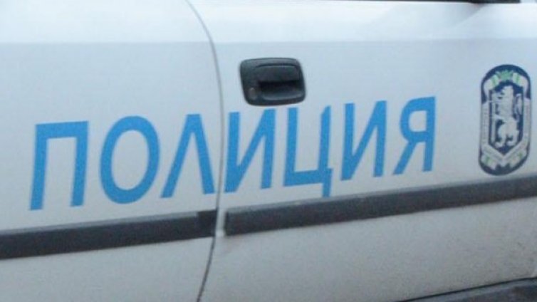 Пиян шофьор отнесе пътен знак и мантинела 
