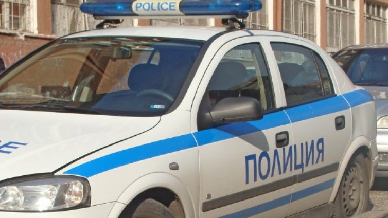 Тийнейджър счупи носа на 17-годишната си приятелка