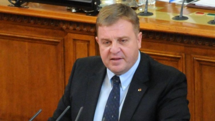 Пиян шофьор удари колата на Каракачанов 