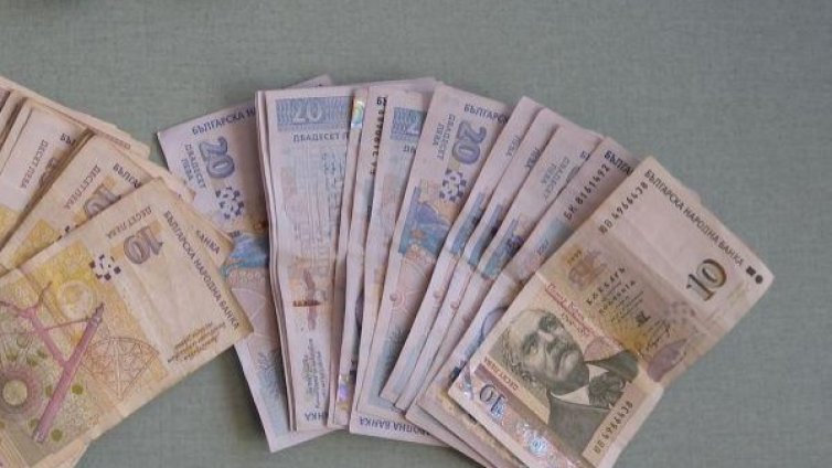 Неизвестни отмъкнаха около 16 бона от товарен автомобил