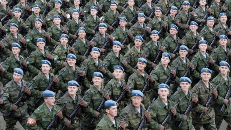 Руснаците убедени във външна военна заплаха