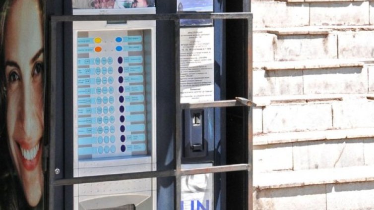 Белезници за непълнолетен, разбивал автомати за кафе