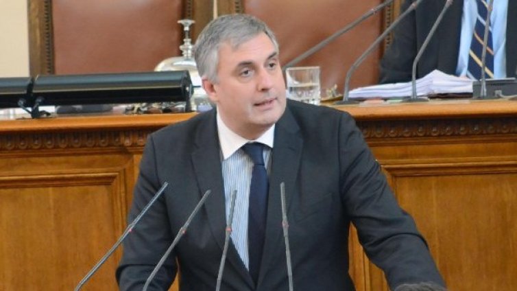 Калфин готов за оставка заради дълга, уведомил Борисов