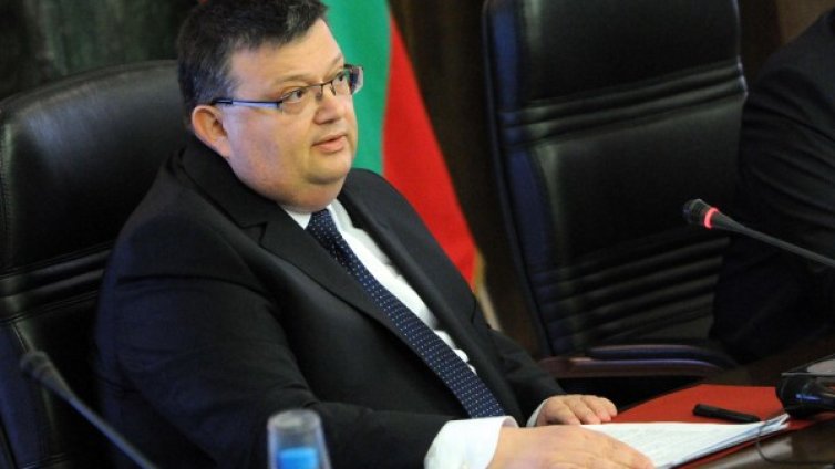 Цацаров в защита: Бецова не е гнила ябълка