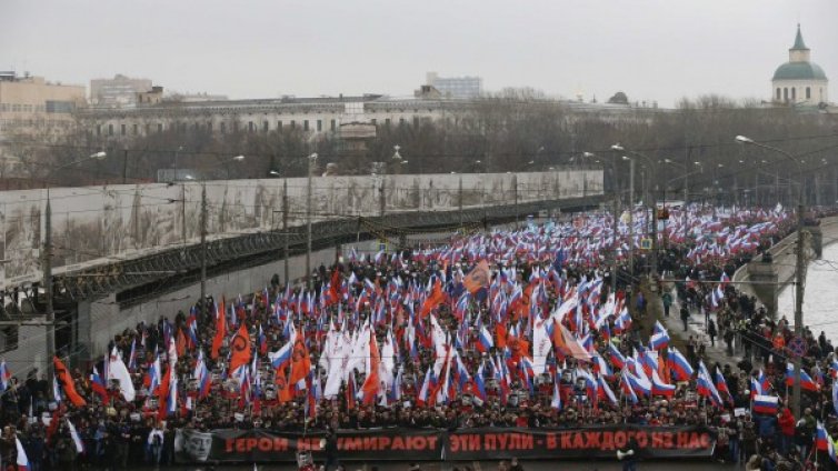 В памет на Немцов: Десетки хиляди шестваха в Русия