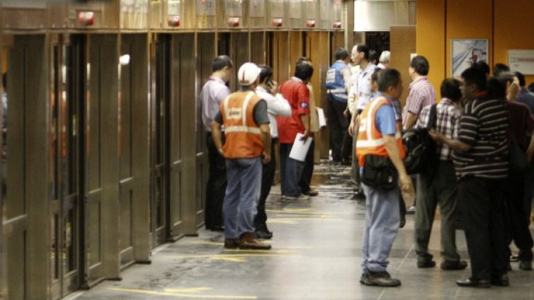 Затвор и удари с пръчка за германци, изрисували със спрей вагони на метрото