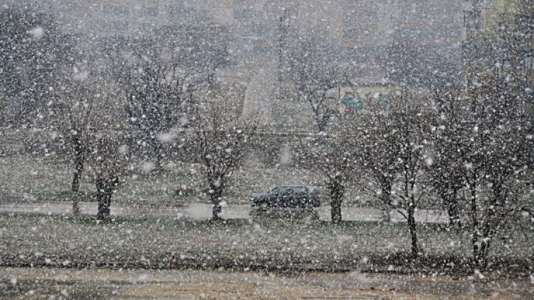 Обявиха "червен" код за две области, "оранжев" за три 