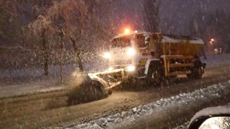 133 машини чистят снега от улиците на София