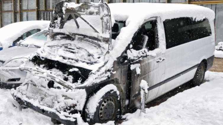 Микробус горя до централата на ДПС в София