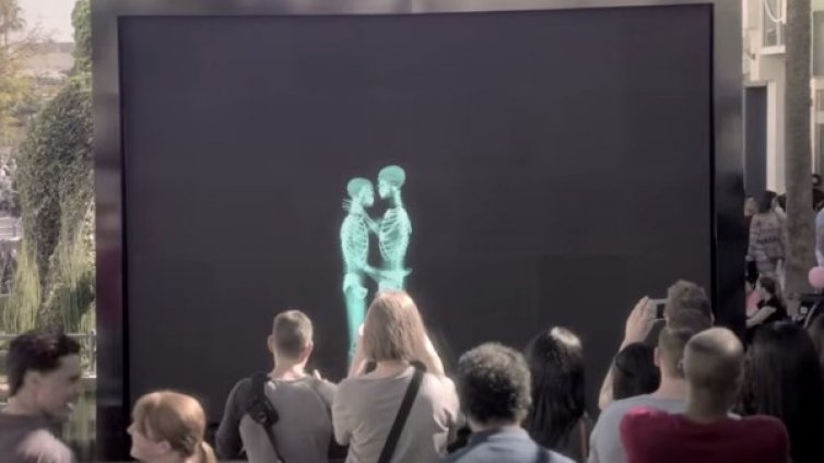 Има ли пол и религия любовта, питат "скелети"