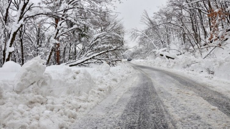 Слаб сняг ще превалява над страната и утре